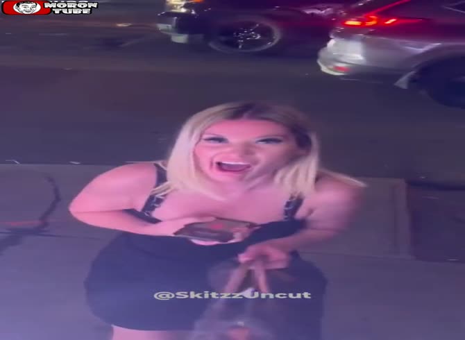 Video :After being caught urinating on the street, she yells and is struck